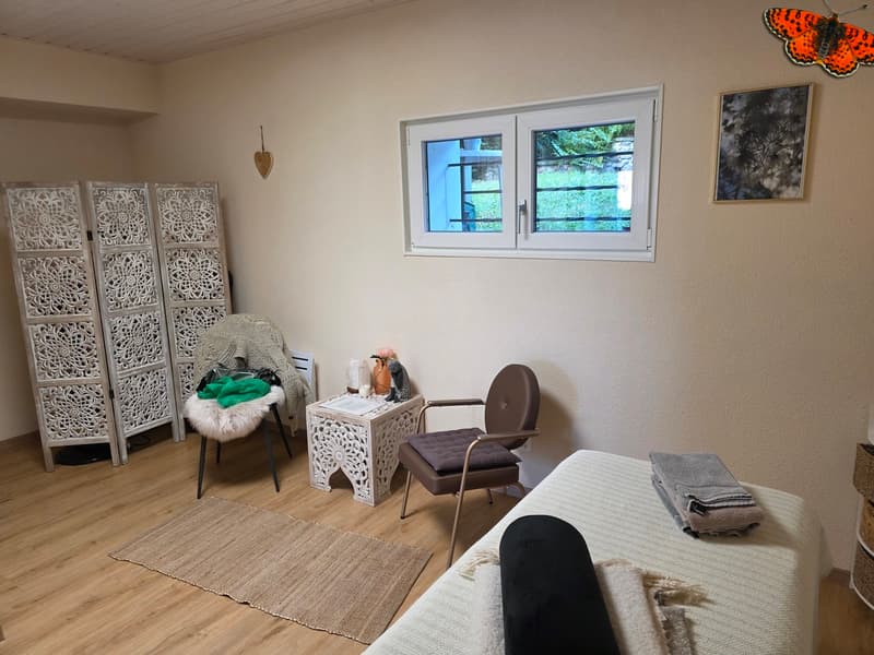 une petite pièce avec un lit, une chaise et une fenêtre / a small room with a bed, chair, and window