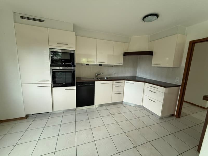 Spacious 5.5-room apartment in Savigny (3)