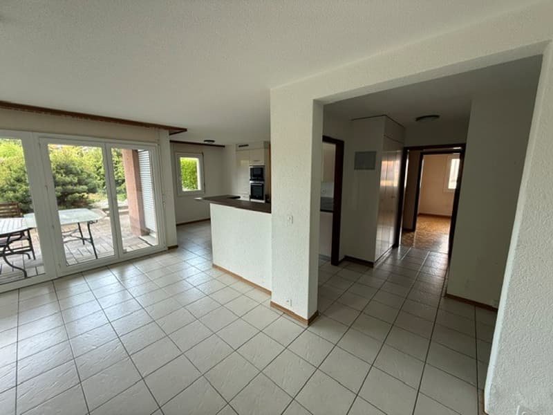 Spacious 5.5-room apartment in Savigny (2)