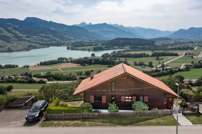 EN EXCLUSIVITÉ – Chalet avec vue imprenable sur les Préalpes fribourgeoises (1)