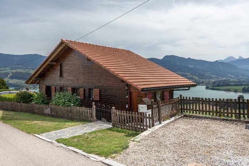 EN EXCLUSIVITÉ – Chalet avec vue imprenable sur les Préalpes fribourgeoises (2)
