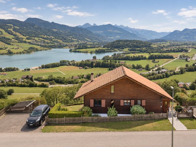 EN EXCLUSIVITÉ – Chalet avec vue imprenable sur les Préalpes fribourgeoises (1)
