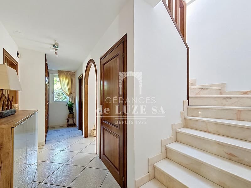 Exclusive: Family villa with 6.5 rooms and swimming pool (12)