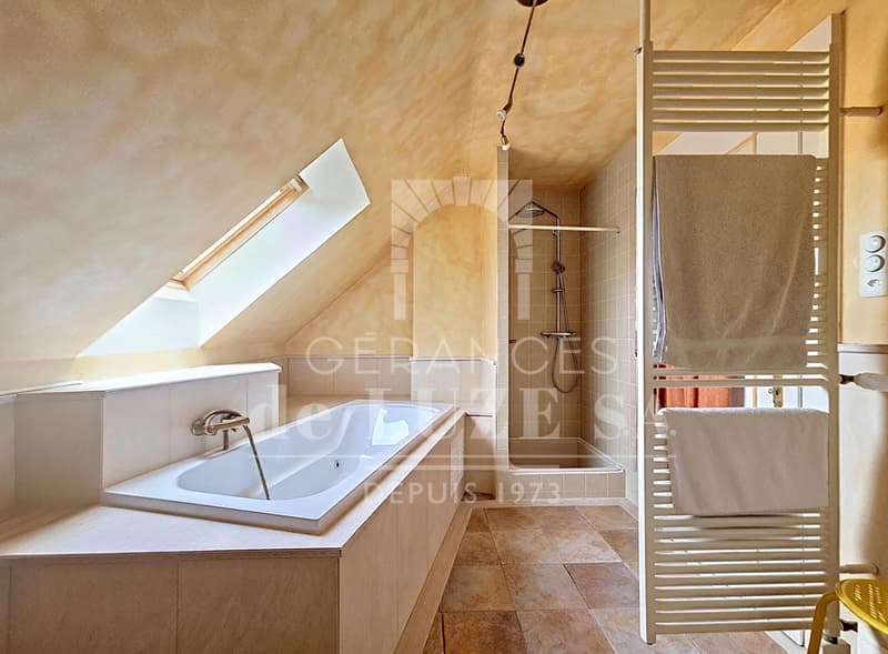 Exclusivity: Individual villa with character, lake view, natural pool, and magnificent landscaped garden. (13)