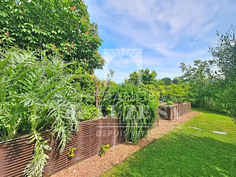 Exclusivity: Individual villa with character, lake view, natural pool, and magnificent landscaped garden. (10)