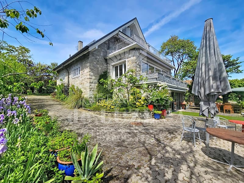 Exclusivity: Individual villa with character, lake view, natural pool, and magnificent landscaped garden. (8)