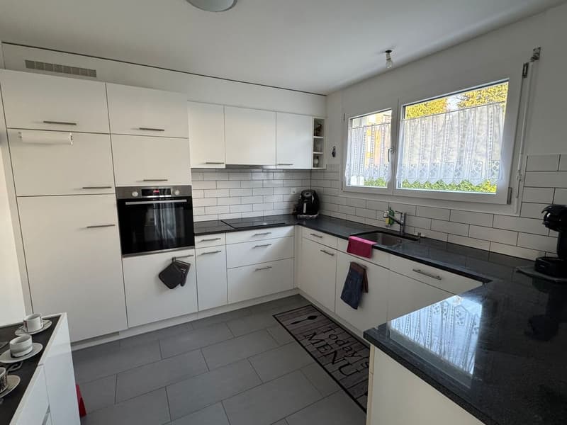 Très bel appartement de 3.5 pièces - grand balcon - dans un petit immeuble (2)