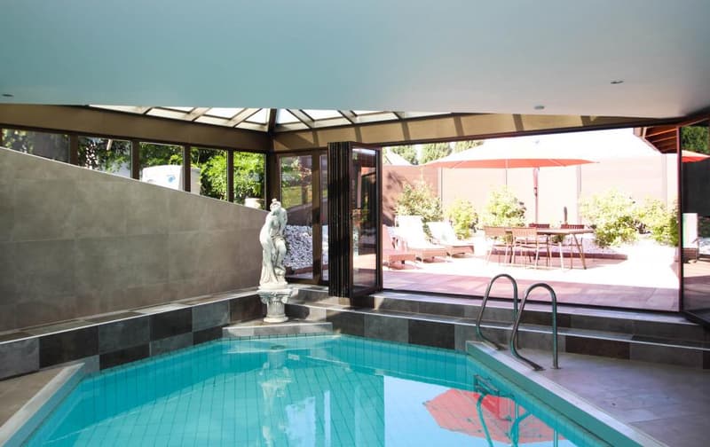 Vue sur piscine et accès terrasse