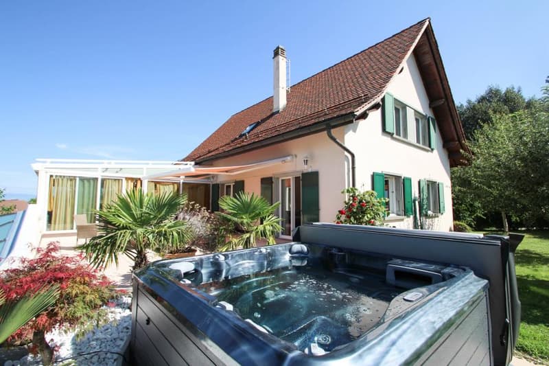 Vue sur jacuzzi extérieur