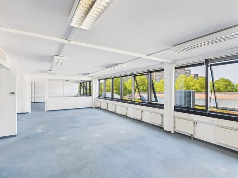 Spacious 175 m2 office located in a building with a strategic location (1)