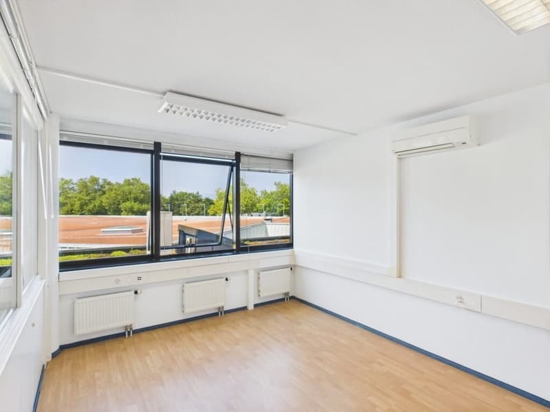 Ampio ufficio di 175 m2 situato in un edificio con posizione strategica (5)