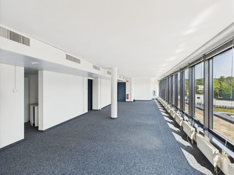 Ufficio di circa 101 m2 situato al 4° piano vicino a tutte le comodità (3)