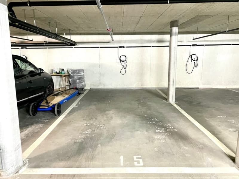 Posto auto interno con stazione di ricarica per veicoli elettrici (3)