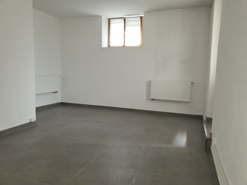 Bex: bright and quiet commercial space for rent in the heart of Bex (2)