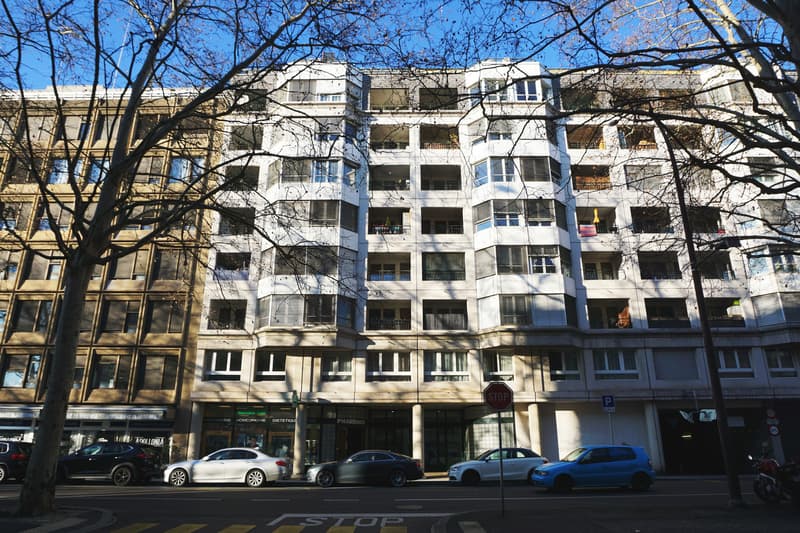 Mehrere sichere überdachte Parkplätze verfügbar, unter dem Einkaufszentrum Planète Charmilles. (1)