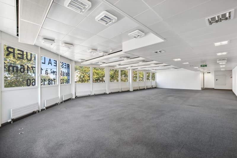 The building is served by 2 elevators, secure access and equipped with fiber optics. (10)