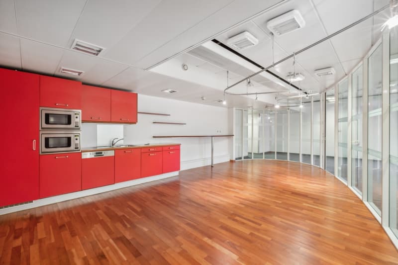 The building is served by 2 elevators, secure access and equipped with fiber optics. (5)