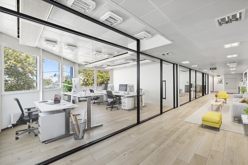 The building is served by 2 elevators, secure access and equipped with fiber optics. (7)