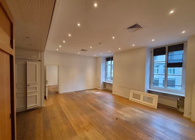 Bureau d'environ 178m2, traversant et lumineux, situé au 1er étage d'un immeuble de caractère et de standing au coeur de Genève. (4)