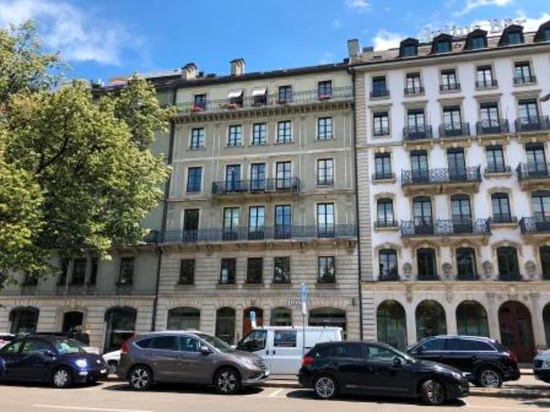 Bureau d'environ 178m2, traversant et lumineux, situé au 1er étage d'un immeuble de caractère et de standing au coeur de Genève. (6)