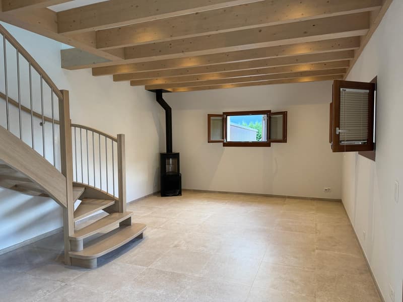 Situata nel cuore del borgo di Arare, questa casa di villaggio di 160 m2 completamente ristrutturata unisce allestimenti moderni e funzionali. (3)