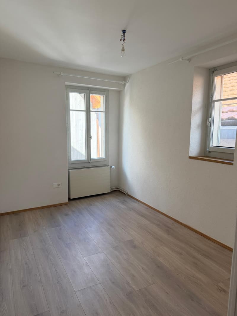 Situata nel cuore del borgo di Arare, questa casa di villaggio di 160 m2 completamente ristrutturata unisce allestimenti moderni e funzionali. (4)