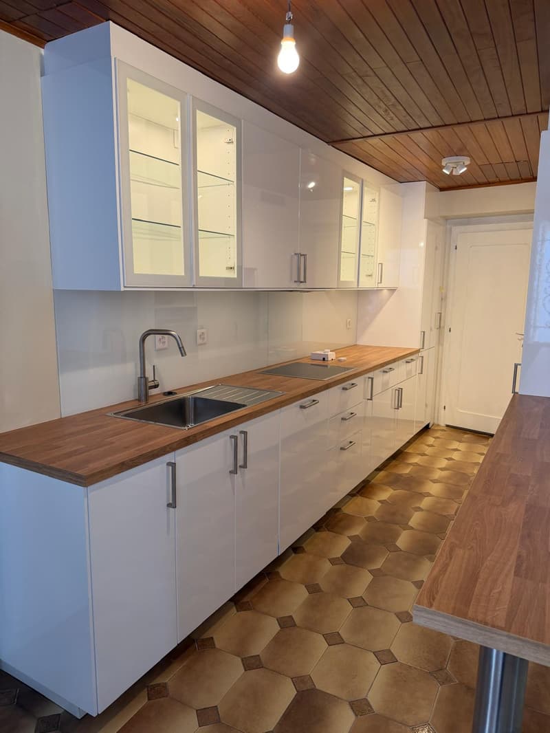 Situata nel cuore del borgo di Arare, questa casa di villaggio di 160 m2 completamente ristrutturata unisce allestimenti moderni e funzionali. (2)