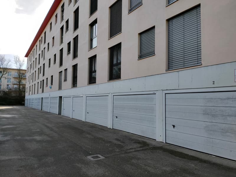 Posto auto aperto situato al piano terra esterno (1)
