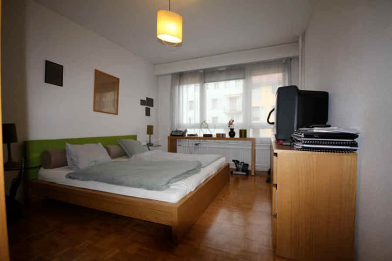 Bel appartement traversant avec balcon, situé au 4ème étage. (10)