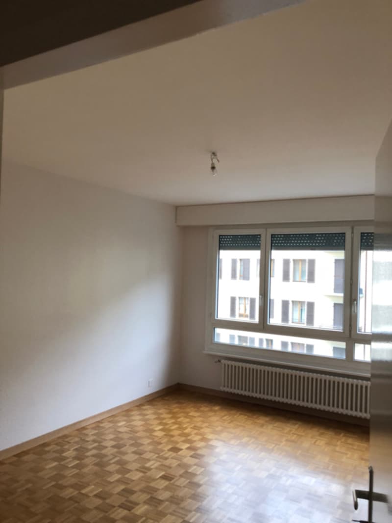 Bel appartement traversant avec balcon, situé au 4ème étage. (2)