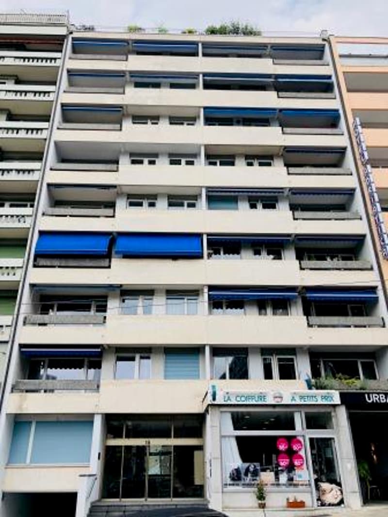 Bel appartement traversant avec balcon, situé au 4ème étage. (1)