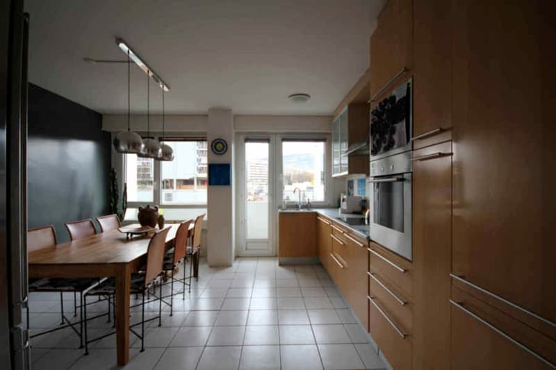 Bel appartement traversant avec balcon, situé au 4ème étage. (8)