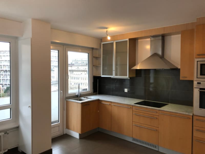 Bello appartamento traversante con balcone, situato al 4° piano. (6)
