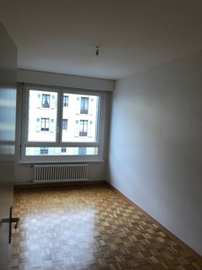 Bello appartamento traversante con balcone, situato al 4° piano. (5)