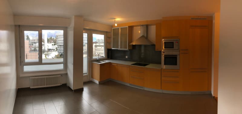 Bello appartamento traversante con balcone, situato al 4° piano. (7)