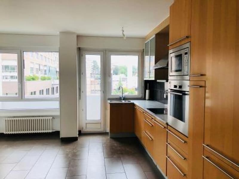 Bello appartamento traversante con balcone, situato al 4° piano. (11)