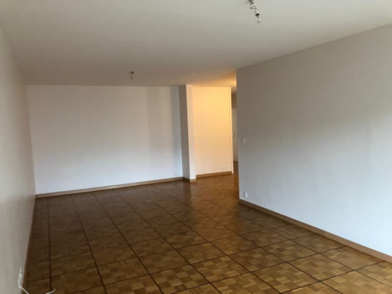 Bello appartamento traversante con balcone, situato al 4° piano. (3)