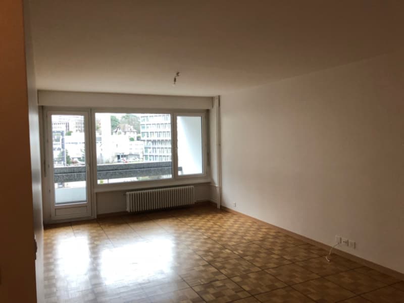 Bello appartamento traversante con balcone, situato al 4° piano. (4)