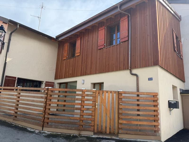 Located in the heart of the Arare hamlet, this fully renovated 160 m2 village house combines modern and functional amenities. (1)