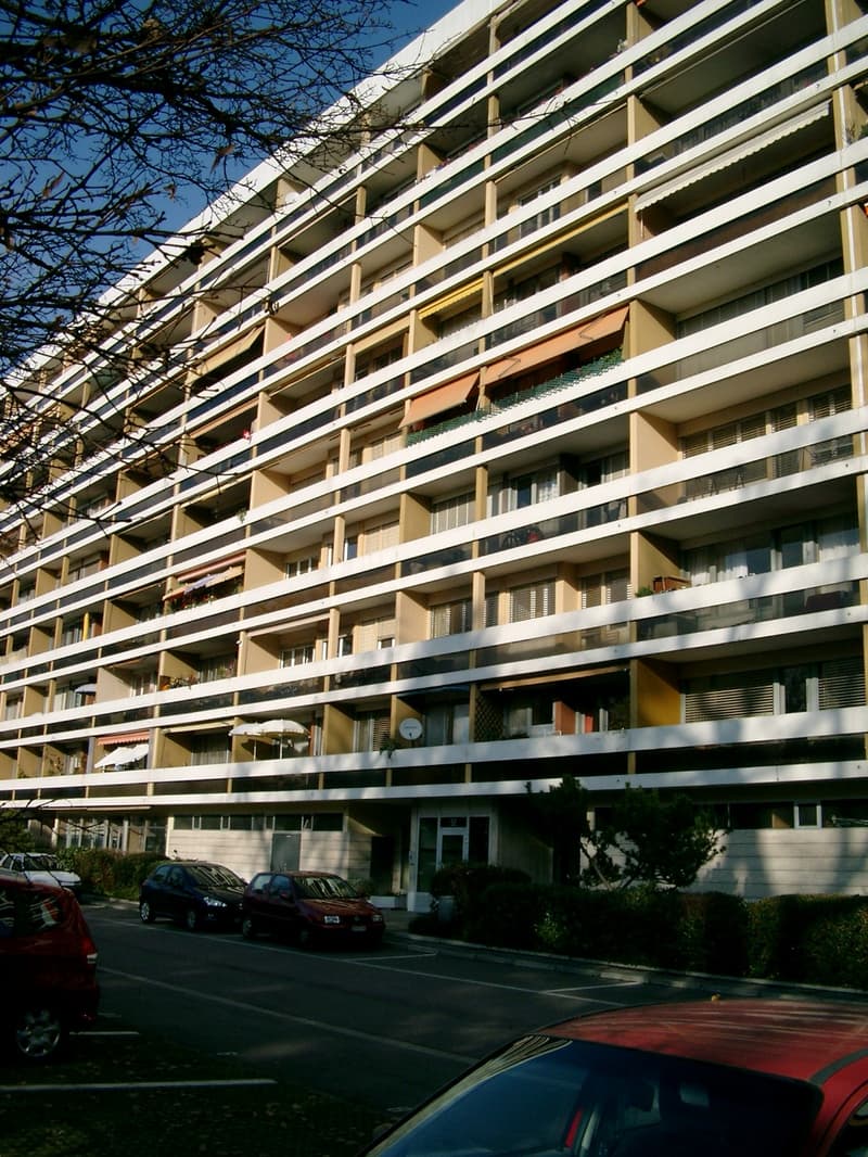 Appartement traversant de 4 pièces avec deux balcons, situé au 4ème étage. (1)