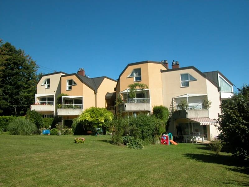 Beau duplex avec balcon offrant une vue sur le Léman et le Mont-Blanc. (2)