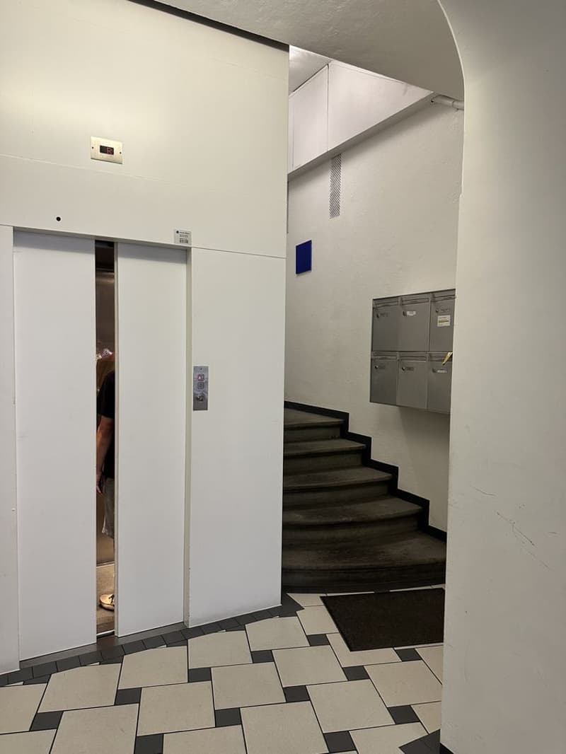 Très bel appartement de 4.5 pièces traversant d'environ 95 m2, jouissant du cachet de l'ancien (parquets anciens et moulures au plafond), situé au 5ème étage. (10)