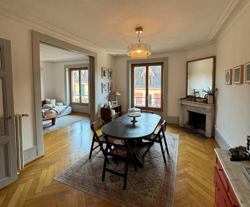 Très bel appartement de 4.5 pièces traversant d'environ 95 m2, jouissant du cachet de l'ancien (parquets anciens et moulures au plafond), situé au 5ème étage. (1)