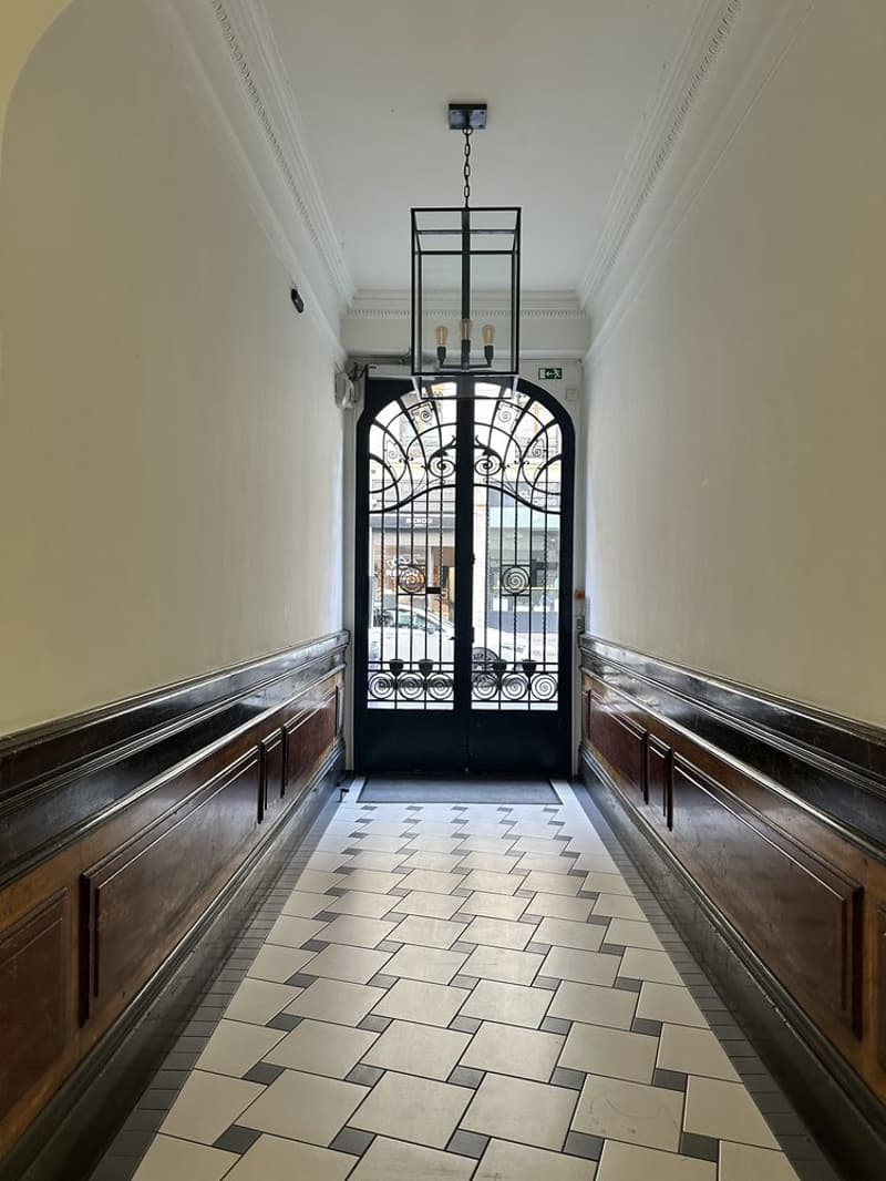 Très bel appartement de 4.5 pièces traversant d'environ 95 m2, jouissant du cachet de l'ancien (parquets anciens et moulures au plafond), situé au 5ème étage. (8)