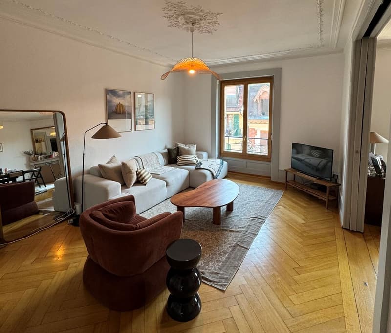 Très bel appartement de 4.5 pièces traversant d'environ 95 m2, jouissant du cachet de l'ancien (parquets anciens et moulures au plafond), situé au 5ème étage. (2)