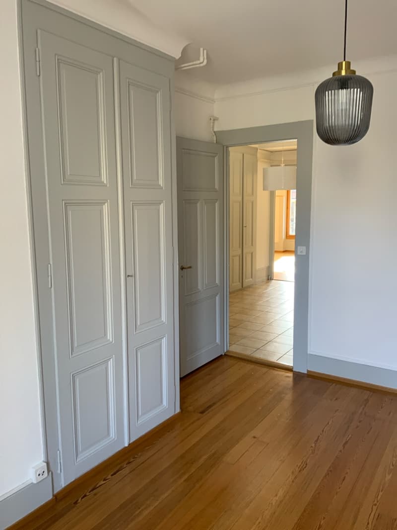Très bel appartement de 4.5 pièces traversant d'environ 95 m2, jouissant du cachet de l'ancien (parquets anciens et moulures au plafond), situé au 5ème étage. (4)