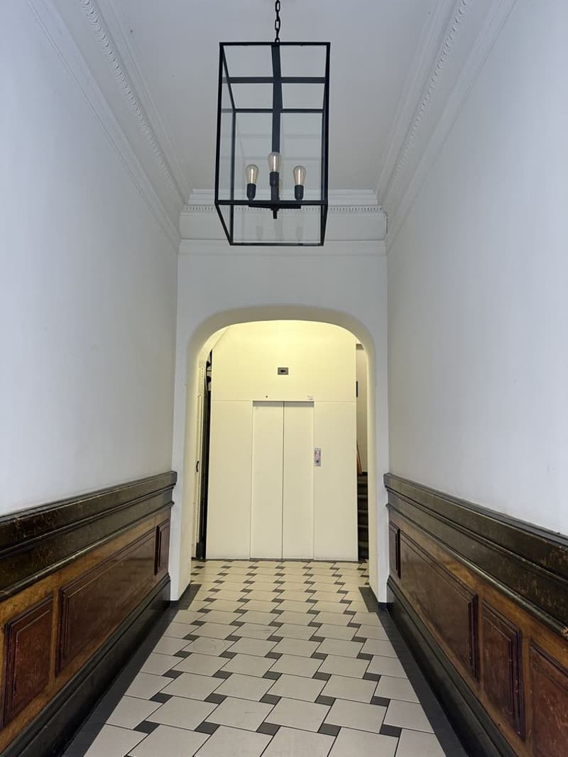 Très bel appartement de 4.5 pièces traversant d'environ 95 m2, jouissant du cachet de l'ancien (parquets anciens et moulures au plafond), situé au 5ème étage. (9)