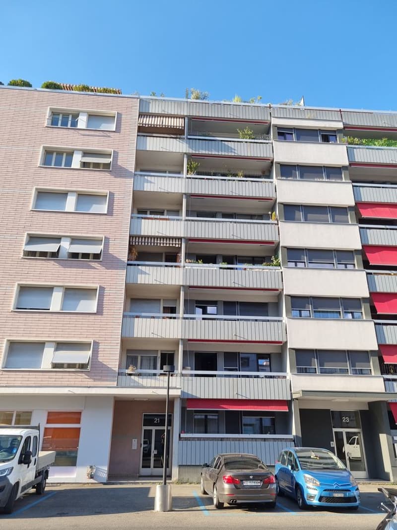 Appartement 5 pièces avec balcon, situé au 1er étage. (2)