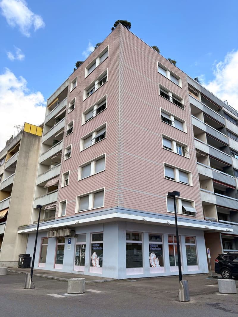 Appartement 5 pièces avec balcon, situé au 1er étage. (1)