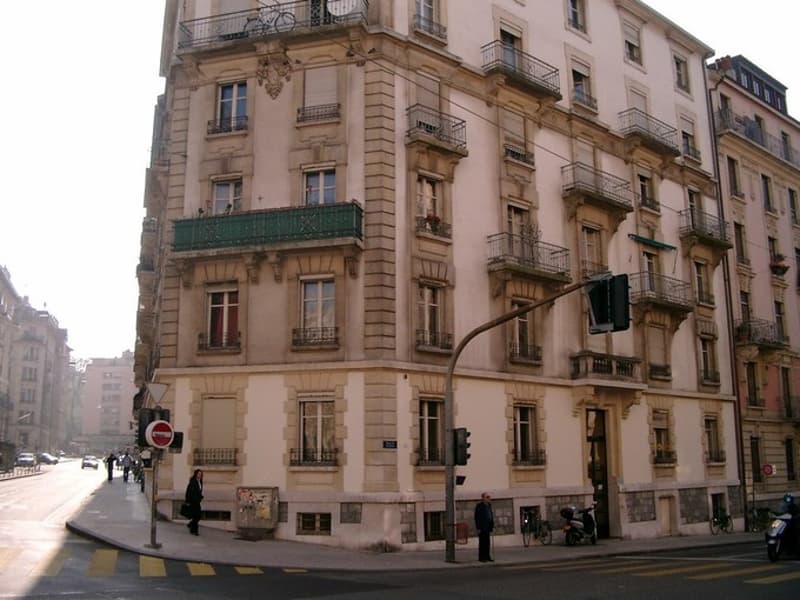 Appartement 4 pièces avec balcon, situé au 2ème étage. (1)